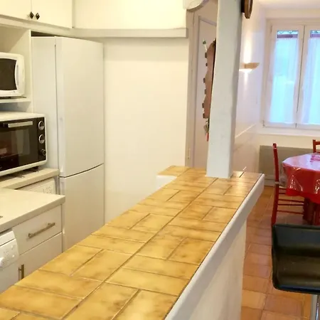 D'une A Jean De Luz A 300 M De La Avec Terrasse Amenagee Et Wifi *